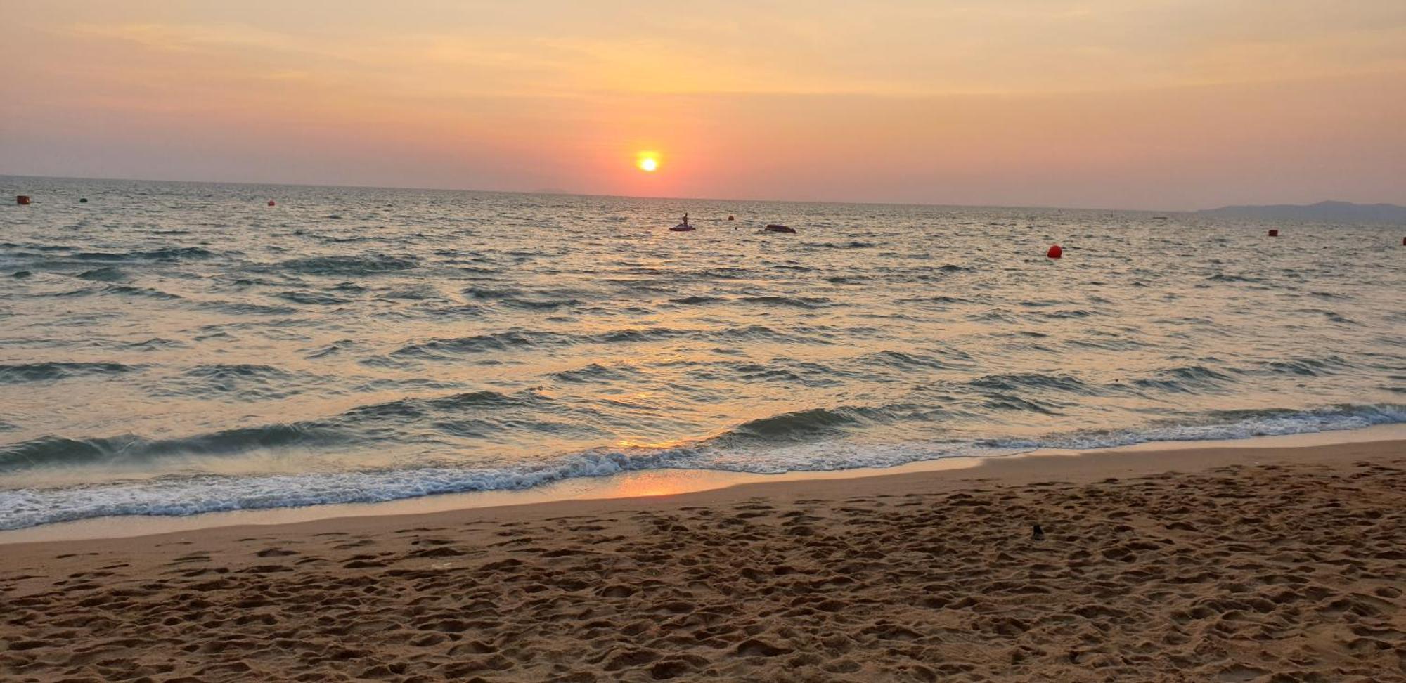 Dusit Grand Condo View Jomtien Beach Exteriör bild